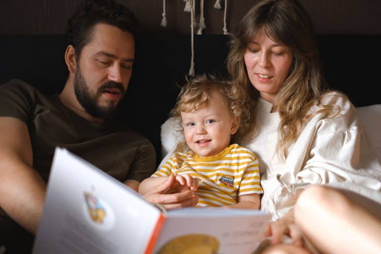 Devenir un lecteur critique : les réflexes à transmettre en famille