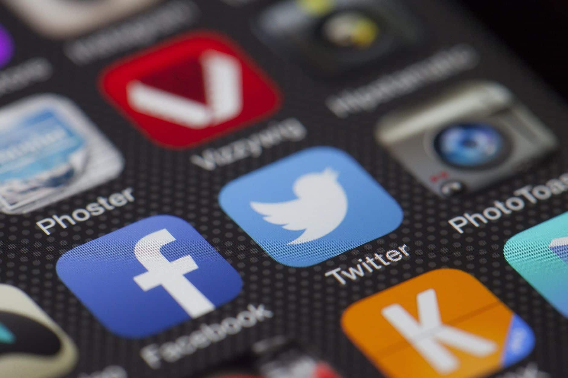 Pourquoi les fausses informations voyagent plus vite que les vraies sur les réseaux sociaux
