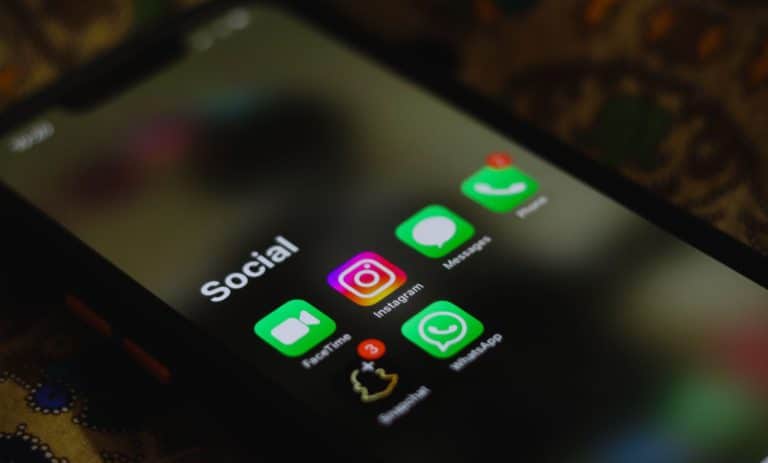 Pourquoi les fausses informations voyagent plus vite que les vraies sur les réseaux sociaux